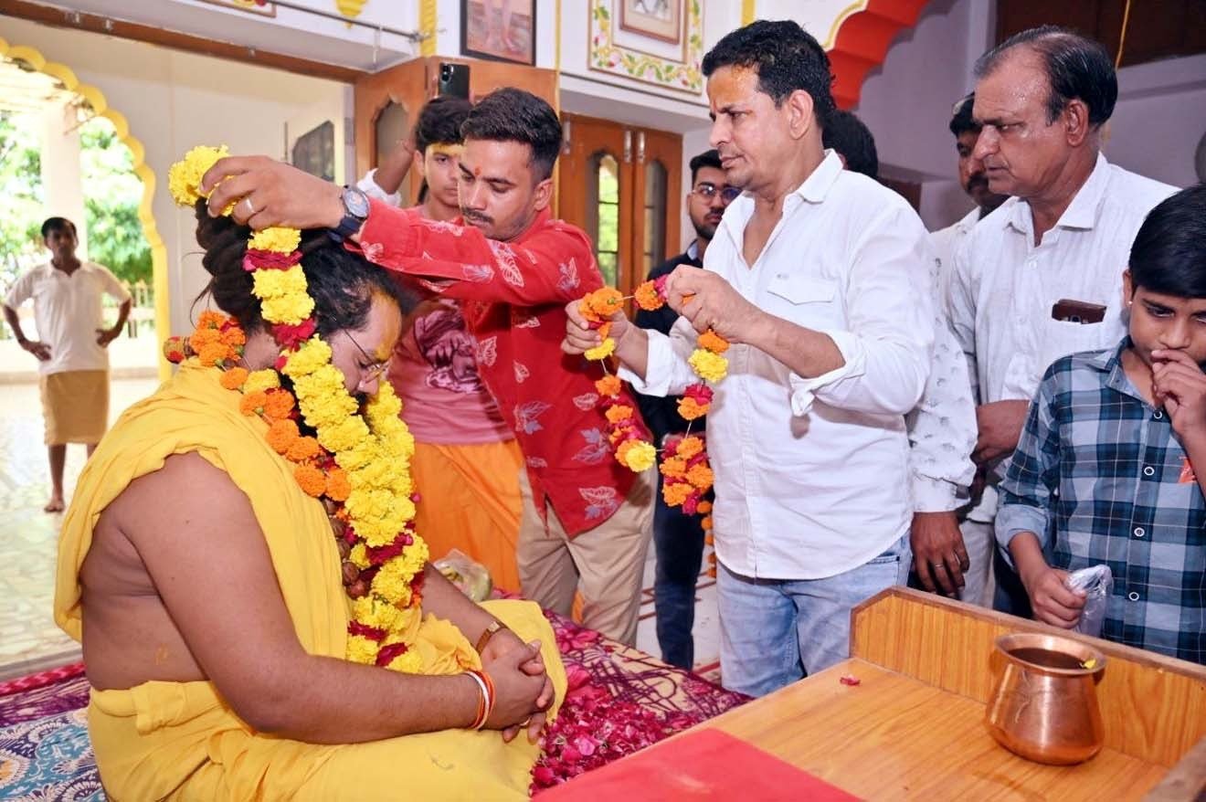 रामझरोखा कैलाशधाम में उमड़ा श्रद्धालुओं का हुजुम, राष्ट्रीय संत श्रीसरजूदासजी ने सैकड़ों शिष्यों ने पहनी कंठी
