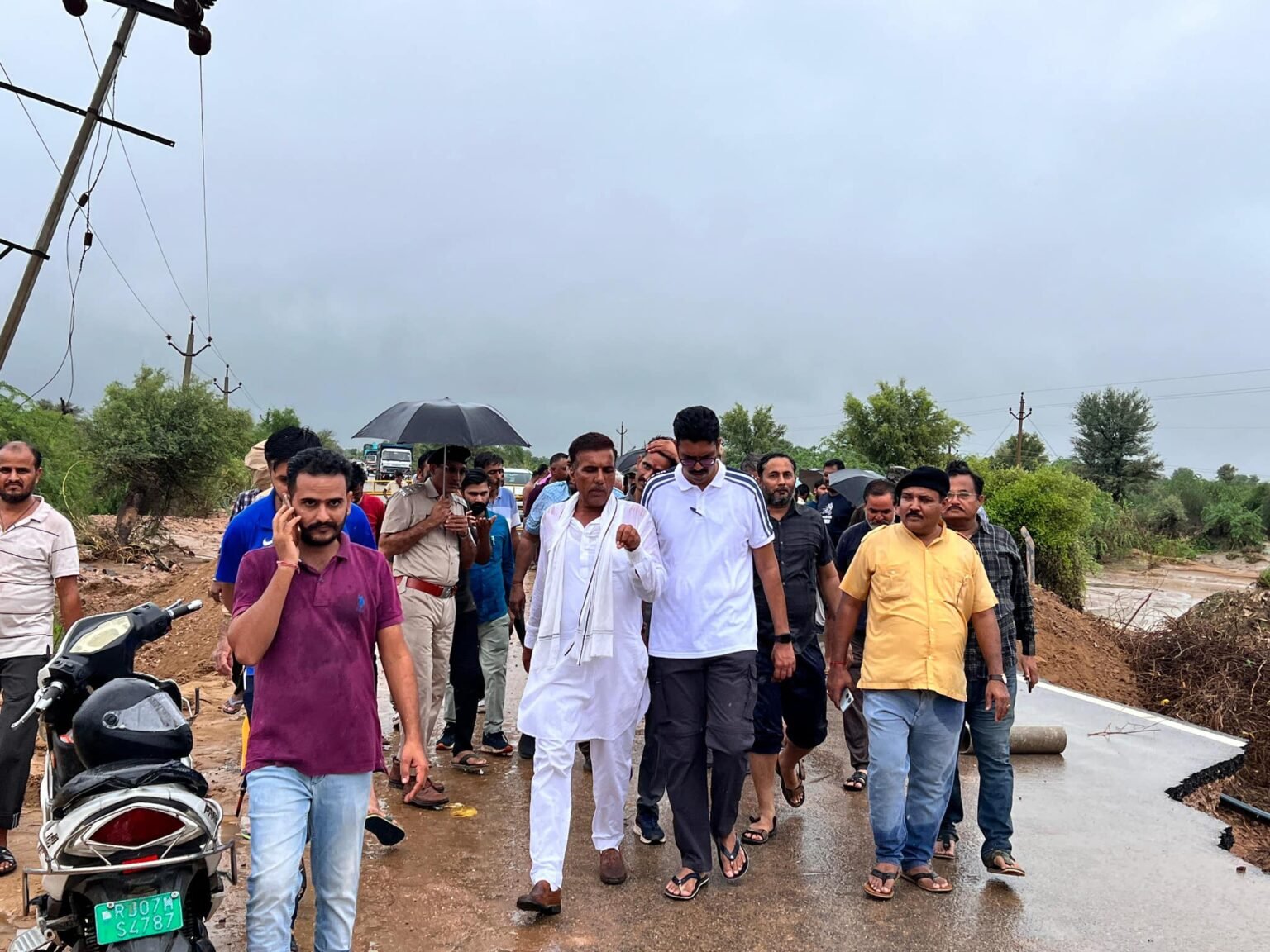 विधायक भाटी ग्राउंड जीरो पर,ले रहे हैं हालात का जायजा