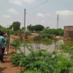 बरसात के पानी से कई घर ख़तरे में,गिरने का भय