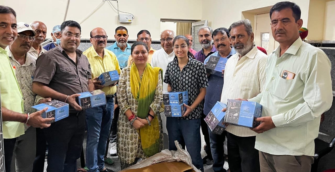स्व. आचार्य की पुण्यतिथि पर पीबीएम नेत्र चिकित्सालय में काले चश्मे किए गए भेंट