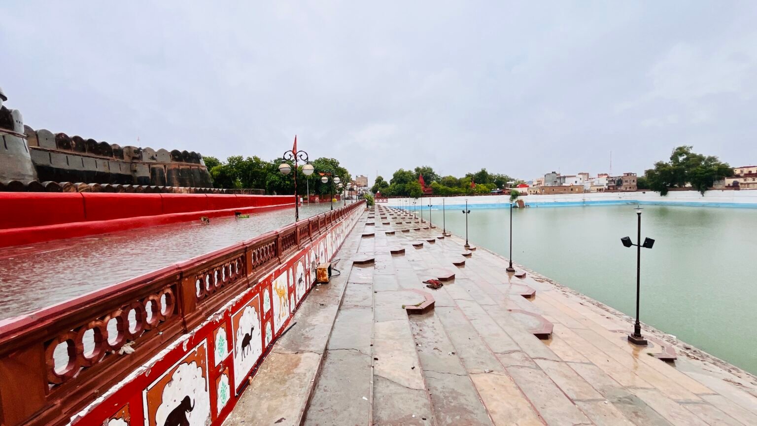 बारिश का दौर,छुट्टी सा मौसम,नमकीन का स्वाद और गोळ-गंठे