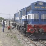 चलती ट्रेन से बच्चे के गिरने की सूचना