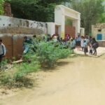 पानी के बीच से स्कूल जाने को मजबूर छात्र,आखिर सुने कौन