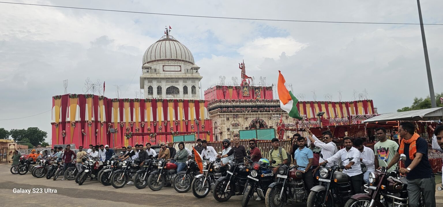 रौनक रॉयल एनफील्ड में स्वतंत्रता दिवस पर ध्वजारोहण एवं राइड का आयोजन