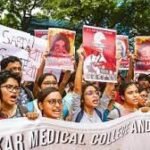 लगातार बढ़ रहा है रेजीडेंट का गुस्सा,न्याय की मांग के साथ किया प्रदर्शन,देखें वीडियो