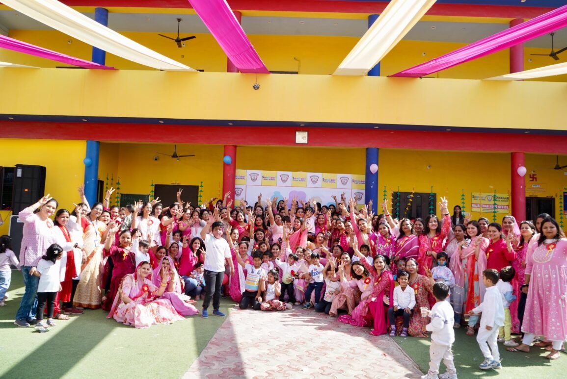 संस्कार प्ले और पब्लिक स्कूल में मनाया गया महिला दिवस और होली का उत्सव
