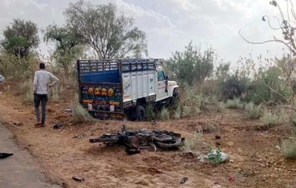 पिकअप और बाइक की आमने-सामने भिड़ंत, बाइक सवार दो घायल